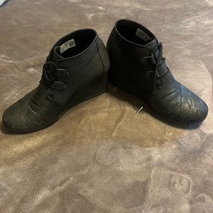 Toms black sparkle lace up booties size 9.5 -excellent used condition